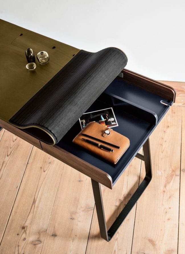 Portrait3_Classicon_Pegasus Home Desk